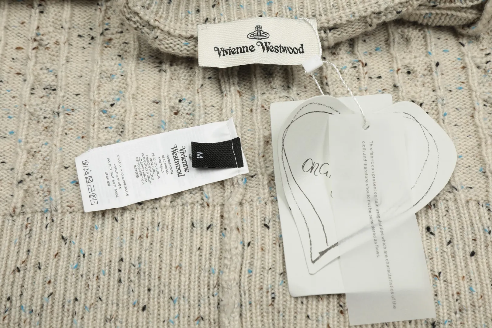 vivienne west wood Vivienne heavy-duty twist multi-color classic cardigan knitted sweater wool 2024 autumn latest style 🧩 15% merino cotton wool 85% wool blend 🧩Correct Italian 🇮🇹100% wool washed wheat logo Size: S -M- L Color: White Dark Gray Blue